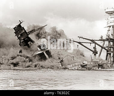 1940s 7 dicembre 1941 la nave da guerra USS Arizona Burns e lavelli nube di fumo dopo attacco da giapponese a PEARL HARBOR HAWAII USA - Q74682 CPC001 HARS DOPO B&W TRISTEZZA NAUFRAGIO NORD AMERICA HARBOUR NORTH AMERICAN disastro navale isole coraggio guerre mondiali la prima guerra mondiale la seconda guerra mondiale II GUERRA MONDIALE DICEMBRE HI CORAZZATA ARIZONA MOBILITY WORLD WAR 2 SOUTHWEST BURNS DISSIPATORI IN CONFLITTO USS 1941 combattendo in bianco e nero dicembre 7 isole hawaiane infamia in vecchio stile isola del Pacifico Foto Stock