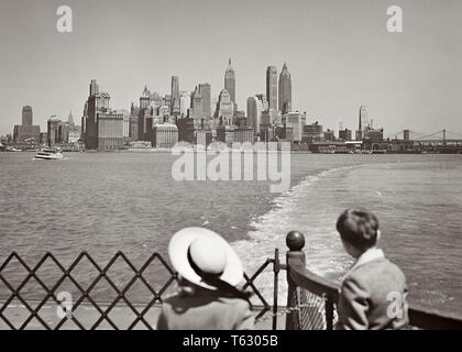 Anni Cinquanta giovane ragazzo e una ragazza a cavallo di STATEN ISLAND FERRY BOAT visualizzazione sullo skyline di Manhattan e il porto di New York New York STATI UNITI D'AMERICA - r1649 HAR001 HARS STORIA CELEBRAZIONE FEMMINE FRATELLI DEGLI STATI UNITI lo spazio di copia a mezza lunghezza inferiore SCENIC ISPIRAZIONE NEGLI STATI UNITI D'AMERICA MASCHI FRATELLI SORELLE DI FIDUCIA IL TRASPORTO B&W Harbour libertà ampio angolo di visione sogni testa e spalle forza di avventura e divertimento esterno guardando indietro di su NYC concettuale di pari livello NEW YORK CITTÀ FERRY immaginazione elegante NEW YORK CITY novellame convivere la visualizzazione in bianco e nero di etnia caucasica HAR001 Foto Stock