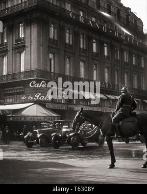 1920s celebre Café DE LA PAIX STABILITO 1862 nel GRAND HOTEL A PLACE DE LE OPERA CON MONTATO A CAVALLO POLIZIOTTO PARIGI FRANCIA - r3853 HAR001 HARS OPERA CAFE MAMMIFERI UNIONE TEMPO LIBERO SERVIZIO CLIENTI AUTOS esterno famosa PRESSO L'autorità di occupazioni AUTOMOBILES CITTÀ STABILITO VEICOLI ELEGANTE GRAND HOTEL mammifero montato 1862 IN BIANCO E NERO HAR001 in vecchio stile TURISMO Foto Stock