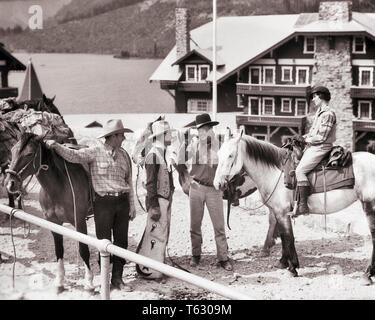 Negli anni Trenta due cowboy TRAIL MANI E UOMO E DONNA GREENHORN GIOVANE 3 cavalli Many Glacier Hotel Glacier National Park Montana STATI UNITI D'AMERICA - r6302 HAR001 HARS amicizia a tutta lunghezza SELLA STATI UNITI D'AMERICA WESTERN TRASPORTO B&W COWBOY TEMPO DI SPEGNIMENTO ampio angolo di felicità ad alto angolo stili di avventura di viaggio vacanza e divertimento ricreazione GLACIER NATIONAL PARK AUTHORITY GREENHORN GLI OSPITI VACANZE OCCUPAZIONI CONCEPTUAL dude ranch MT ELEGANTE MODE MID-adulto metà uomo adulto a metà donna adulta relax vacanze affiatamento in bianco e nero di etnia caucasica HAR001 in vecchio stile Foto Stock