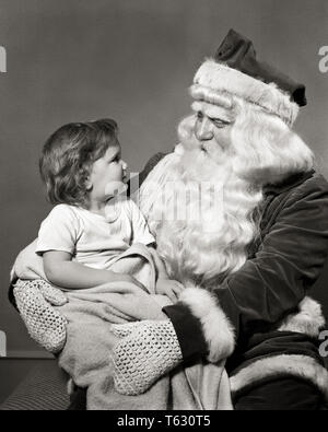 Negli anni quaranta anni cinquanta poco ragazza seduta SU SANTA CLAUS GIRO SORRIDENTE AD OGNI ALTRO - x4919 HAR001 HARS COMUNICAZIONE FACCIALE LIETA GIOIA LIFESTYLE FEMMINE STUDIO SHOT CLAUS spazio copia di metà lunghezza persone maschi simboli uomo SENIOR SAINT ESPRESSIONI B&W giro allegro entusiasmo SANTA CLAUS capelli facciali vacanze occupazioni sorrisi dicembre concetto concettuale gioiosa KRIS KRINGLE ST. NICK elegante uomo anziano concetti simbolico BABBO NATALE JOLLY NOVELLAME NICHOLAS BIANCO E NERO etnia caucasica HAR001 in vecchio stile di rappresentazione incerta Foto Stock