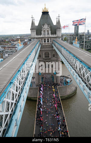 Una vista di guide dell'evento di massa dal Tower Bridge durante il 2019 denaro Virgin London Marathon. Foto Stock