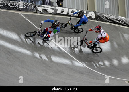 Piloti pratica durante i due giorni del 2019 UCI BMX Supercross World Cup presso la HSBC UK National centro ciclistico, Manchester. Foto Stock