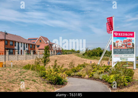 Un segno pubblicizza Case del patrimonio da Redrow a Ebbsfleet Verde, parte di Ebbsfleet Garden City nel Kent. Foto Stock