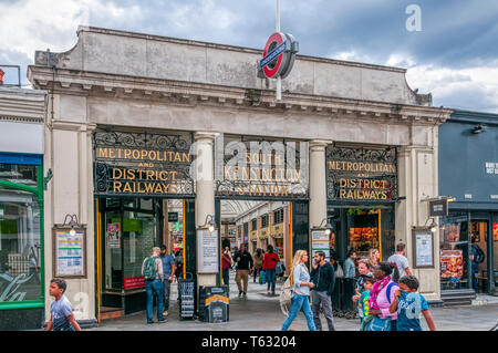 Il Thurloe entrata sulla strada per la stazione della metropolitana di South Kensington. Foto Stock