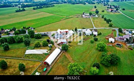 Vista aerea di fattorie Amish su una soleggiata giornata estiva Foto Stock
