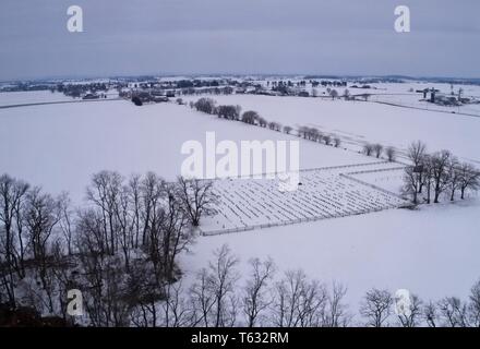 Mattino nevoso in terreni agricoli Amish Foto Stock