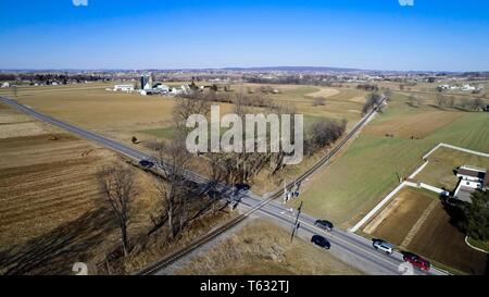 Vista aerea del Amish terreni coltivati dalla Ferrovia Foto Stock