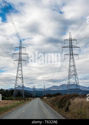 La trasmissione di energia elettrica tralicci dal Lago Manapouri energia idroelettrica scheme, Borland Road, Parco Nazionale di Fiordland, Southland, Nuova Zelanda Foto Stock
