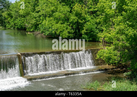 Campagna Amish con un uomo fatto cascata da un mulino Foto Stock