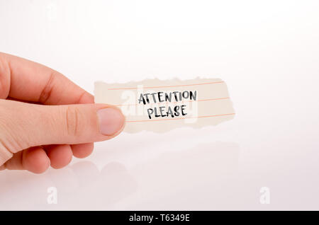 Mano che tiene un libro bianco con attenzione formulazione su bianco Foto Stock