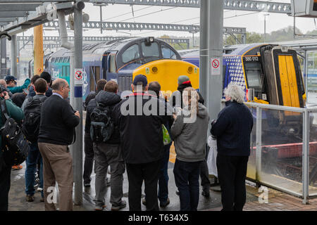 Il SRPS linea di ramificazione della società rail tour fotografata da appassionati di treni a Gourock stazione ferroviaria in Inverclyde Foto Stock