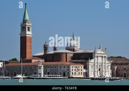 L'isola di San Giorgio Maggiore e la sua cinquecentesca chiesa benedettina con lo stesso nome. Venezia, Italia, Europa. Foto Stock