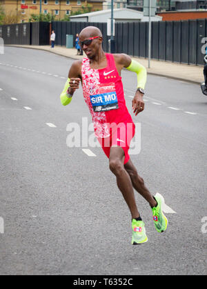 Il 28 aprile 2019. Maratona di Londra 2019 al 19 mile mark Isle of Dogs. Mo Farah Foto Stock