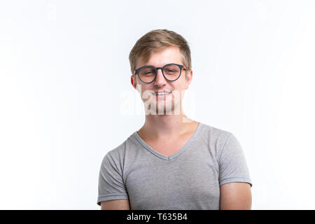 Geek, istruzione, persone concetto - giovane su sfondo bianco appare come egli è un nerd Foto Stock