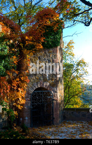 Il castello di Ksiaz in autunno - e porta vecchia Foto Stock