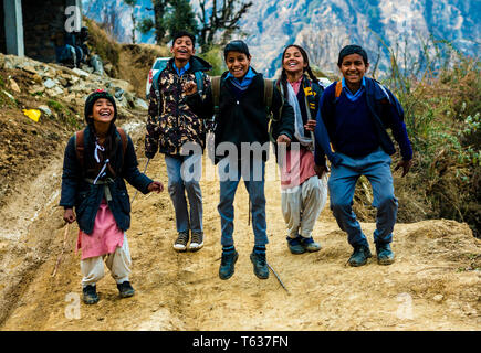 Kullu, Himachal Pradesh, India - 01 Marzo 2019 : fotografia di Himalayan kids jumping in Himalaya, Sainj Valley - India Foto Stock