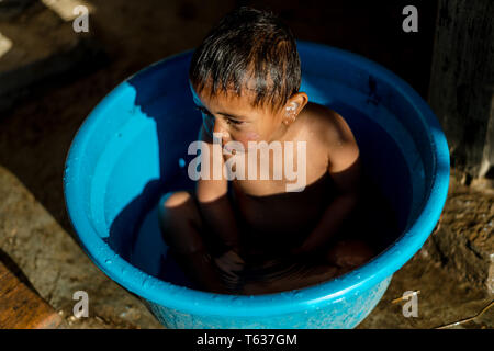Kullu, Himachal Pradesh, India - 01 Marzo 2019 : fotografia di Himalayan kid tenendo bagno in vasca in Himalaya, Sainj Valley - India Foto Stock
