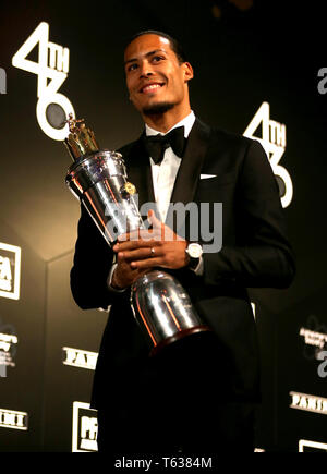 Di Liverpool Virgilio van Dijk vince il PFA giocatore del premio di anno durante il 2019 PFA premi al Grosvenor House Hotel di Londra. Foto Stock