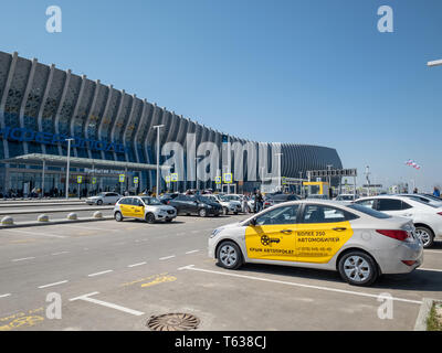 Simferopol, Repubblica di Crimea - Marzo 23, 2019: parcheggio presso il nuovo aeroporto edificio nella città di Simferopol. Аэропорт Парковка город Симферополь Foto Stock