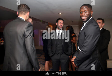 Lincoln City manager Danny Cowley (centro) e Lincoln City John Akinde (a destra) durante il 2019 PFA premi al Grosvenor House Hotel di Londra. Foto Stock