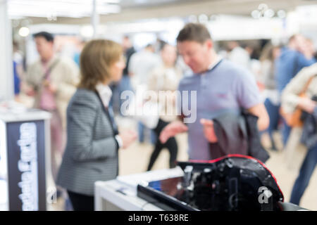 Immagine blured degli imprenditori socializzando e networking in occasione di incontri di affari e imprenditorialità Foto Stock