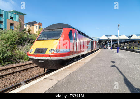 LNER Intercity 125 treno alla piattaforma 4 di Dundee stazione ferroviaria il 28 aprile 2019. Il treno presto abbandonato Dundee voce per Newcastle. Foto Stock
