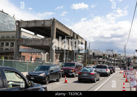 Seattle, Washington: Gli equipaggi demolire l'Alaskan modo viadotto vicino Seattle Ferry Terminal sul centro di waterfront. Un nuovo due miglio lungo il foro Foto Stock