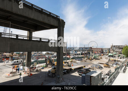 Seattle, Washington: Gli equipaggi demolire l'Alaskan modo viadotto vicino Seattle Ferry Terminal sul centro di waterfront. Un nuovo due miglio lungo il foro Foto Stock