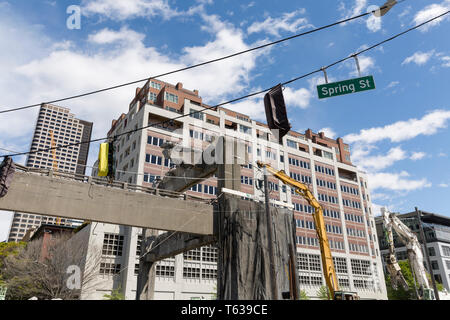 Seattle, Washington: Gli equipaggi demolire l'Alaskan modo viadotto lungo il centro di waterfront. Un nuovo due miglia di annoiarsi lungo tunnel stradale sostituito il vi Foto Stock