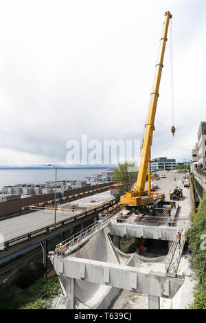 Seattle, Washington: Gli equipaggi demolire l'Alaskan modo viadotto vicino al Pike Place Market sulla città e sul suo lungomare centrale. Un nuovo due miglia di strada annoiato tu Foto Stock