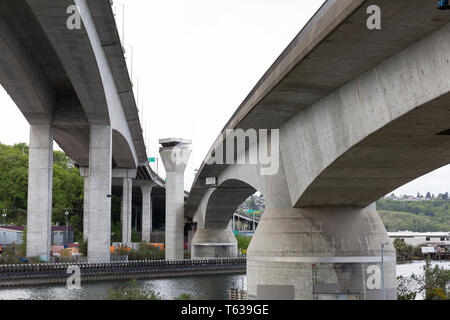 Seattle, Washington: torre di controllo per lo Spokane Street Bridge. L'unico ponte girevole attraversa il fiume Duwamish collega Harbour Island a ovest se Foto Stock