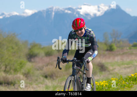 Aprile 28, 2019 Rock Ridge Volume 1 gara ciclistica in Maple Ridge, British Columbia, Canada. Ciclista a cavallo lungo un dicco di ghiaia. Foto Stock