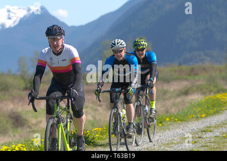 Aprile 28, 2019 Rock Ridge Volume 1 gara ciclistica in Maple Ridge, British Columbia, Canada. I ciclisti in sella lungo un dicco di ghiaia. Foto Stock