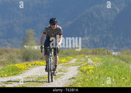 Aprile 28, 2019 Rock Ridge Volume 1 gara ciclistica in Maple Ridge, British Columbia, Canada. Ciclista a cavallo lungo un dicco di ghiaia. Foto Stock