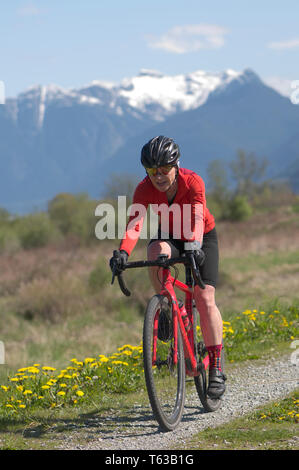 Aprile 28, 2019 Rock Ridge Volume 1 gara ciclistica in Maple Ridge, British Columbia, Canada. Ciclista a cavallo lungo un dicco di ghiaia. Foto Stock