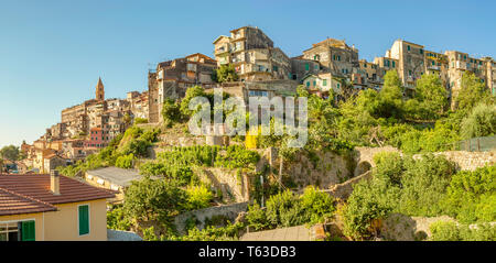 Centro storico di Ventimiglia, Liguria, Italia nord-occidentale Foto Stock