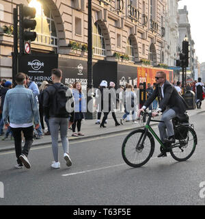 In bicicletta con il Westend, London, England, Regno Unito Foto Stock