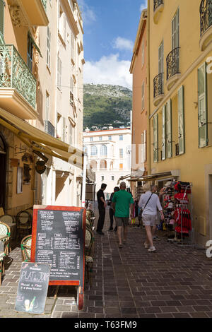 Il Principato di Monaco, visualizza in basso stradina nel centro storico di Monaco, verso il Palazzo del Principe. Foto Stock