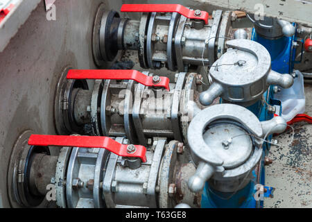 Le valvole a saracinesca presso la stazione di benzina Foto Stock