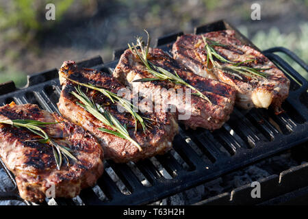 Succose bistecche di manzo per la cottura alla griglia all'aperto Foto Stock