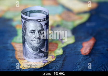 Dollaro USA in Africa lo sfondo della mappa. American investment e trading, economia africana Foto Stock