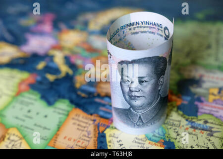 Yuan su una mappa di Europa, Medio Oriente e Africa del Nord, concetto di scambi commerciali tra la Cina e l'UE. Gli investimenti cinesi in Unione Europea, il turismo Foto Stock