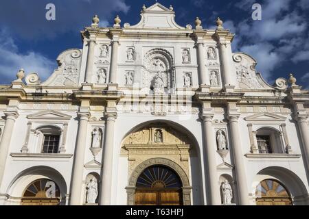 Vista frontale del San Jose facciata parrocchiale, ex sito della magnifica Cattedrale di Antigua, al lato est del Parque Central in Guatemala Foto Stock