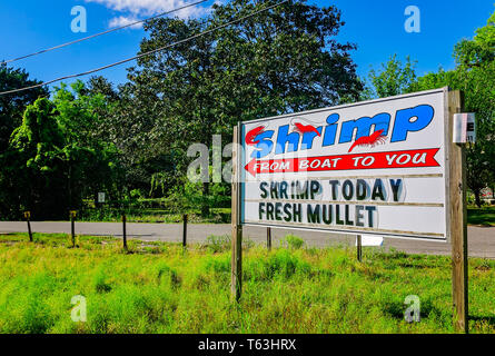 Un segno pubblicizza gamberi freschi e di triglie disponibili per l'acquisto direttamente dalla barca, Aprile 14, 2019, il Bayou La Batre, Alabama. Foto Stock