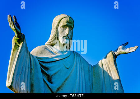 Una statua di Gesù sta con le braccia aperte per motivi di Santa Margherita Chiesa Cattolica, 20 aprile 2014, il Bayou La Batre, Alabama. Foto Stock