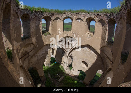 Foto della chiesa abbandonata in Devichi, Azerbaigian. Mattone rosso ortodossi vecchie rovine della chiesa contro un paesaggio. Luoghi abbandonati Foto Stock