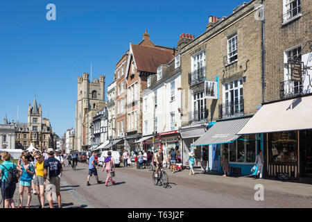 King's Parade mostrando grande chiesa di Santa Maria, Cambridge, Cambridgeshire, England, Regno Unito Foto Stock