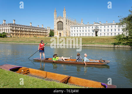 Punting sul fiume Cam, King's College di Cambridge, Cambridgeshire, England, Regno Unito Foto Stock