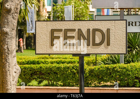 CANNES, Francia - Aprile 2019: vista ravvicinata del segno al di fuori del negozio Fendi sul lungomare di Cannes. Si tratta di un ben noto designer di lusso brand Foto Stock